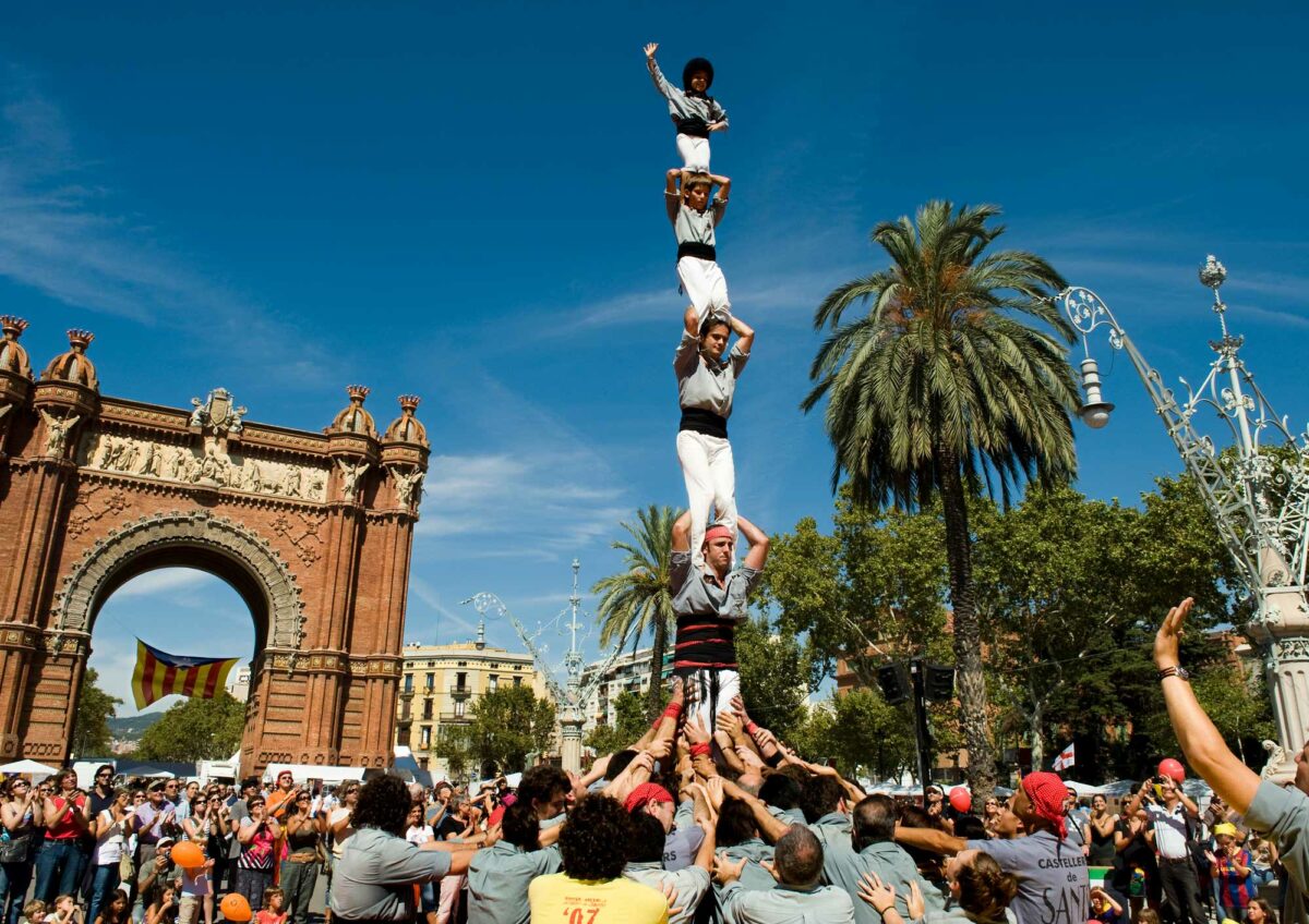 https://www.catalunyaexperience.fr/wp-content/uploads/2014/09/Diada-Nacional-de-Catalunya-Castellers-de-Sants-%C2%A9-Gemma-Miralda-1200x848.jpg
